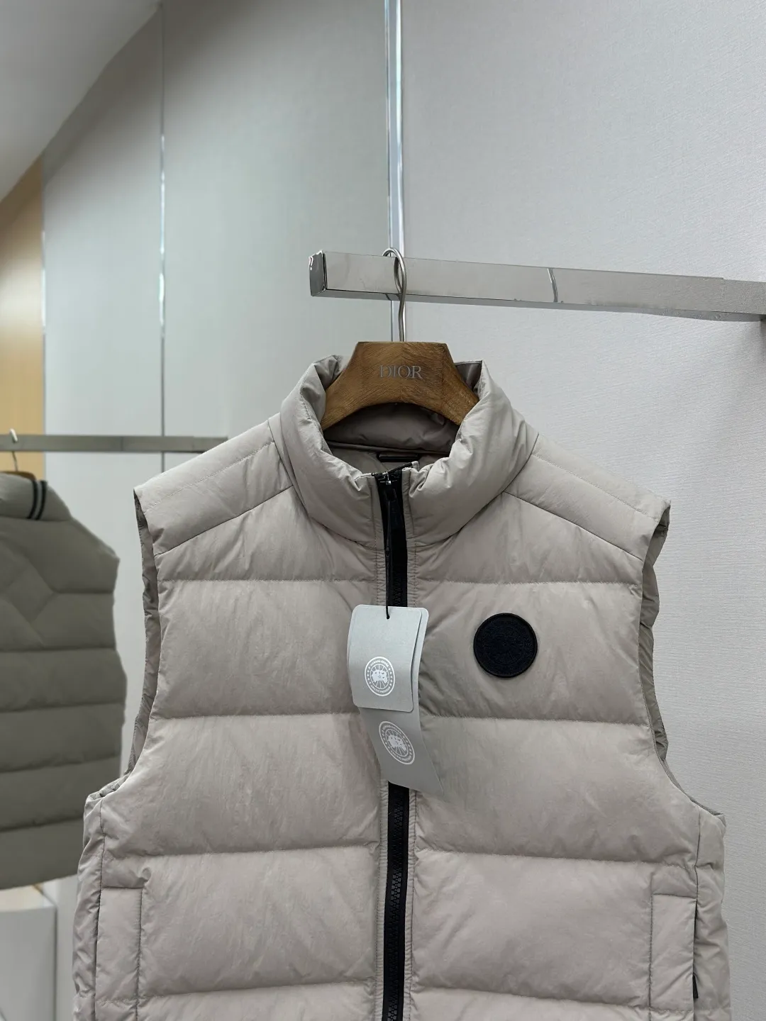 P690 CANADA GOOSE Canada Goose Badge Down Vest Fabric selection: The use of high-quality protective nylon fabric not only enhances the wear resistance of the surface, but also takes into account wind resistance, ensuring excellent performance in various harsh weather conditions.  90 national standard high-quality white duck down: selected high-loft down, weighing 160g, light and warm, with excellent temperature locking performance and good resilience.  Three-dimensional quilting process: Precision thread reinforcement to prevent velvet drilling and ensure that the fluffy and resilient elasticity lasts as new.  Details: The ribbon is woven with polyester as the base, and the brand letters are decorated on the ribbon through high-precision computer embroidery. The edges of the pattern are clear, the stitches are fine and even, and multiple layers of embroidery thread are stacked to enhance the three-dimensional effect. Accessories: One-to-one customized logo, one-to-one customized zipper puller, one-to-one customized three-label SIZE: S M L XL